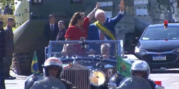 Lula participa do 7 de Setembro em Brasília com público menor e gritos de "Lula" e "Democracia".