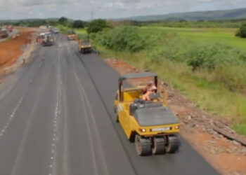 Alcolumbre nega envolvimento, mas promoveu publicamente as obras em seus redutos eleitorais.