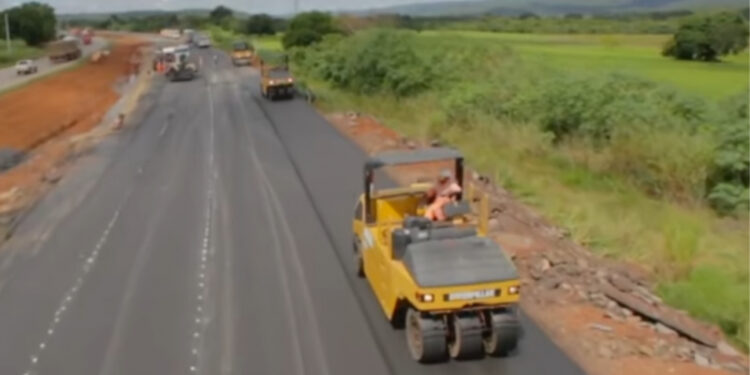 Alcolumbre nega envolvimento, mas promoveu publicamente as obras em seus redutos eleitorais.