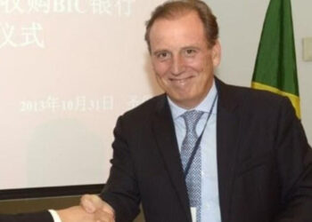 Empresário brasileiro e esposa morrem em vazamento de gás em mansão no Guarujá.