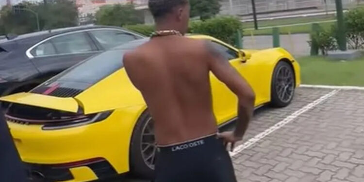 Poze do Rodo avalia carros de luxo, antes de comprar novo veículo.