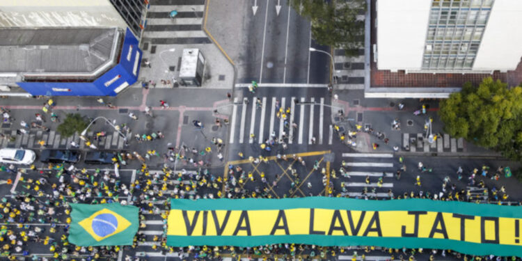 Manifestação a favor da Lava Jato, em 2015.