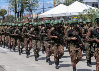Expressão "permaneça em casa" é utilizada por apoiadores de Bolsonaro para desencorajar participação em eventos do feriado.