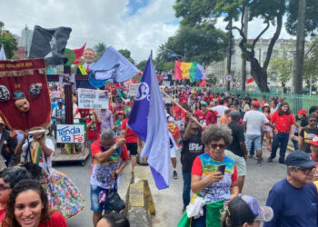Caminhada do Grito dos Excluídos e Excluídas termina em frente à Basílica de Nossa Senhora do Carmo.