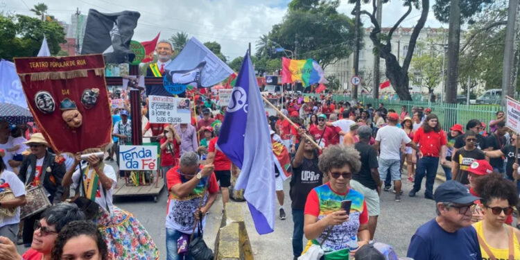 Caminhada do Grito dos Excluídos e Excluídas termina em frente à Basílica de Nossa Senhora do Carmo.