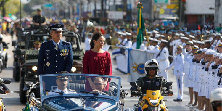 Raquel Lyra celebra 7 de setembro com as forças armadas e operacionais de polícia.