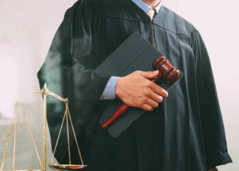 Toffoli é suspeito de parcialidade em decisão sobre provas da Odebrecht no caso Lula.