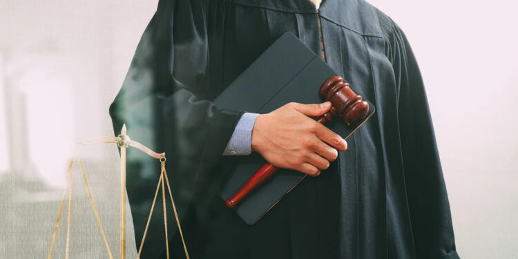 Toffoli é suspeito de parcialidade em decisão sobre provas da Odebrecht no caso Lula.