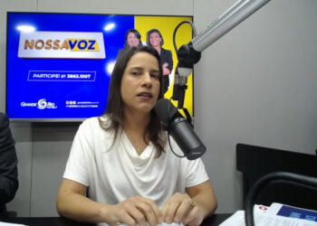 Raquel Lyra durante entrevista a rádio Grande Rio FM.
