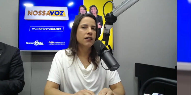 Raquel Lyra durante entrevista a rádio Grande Rio FM.
