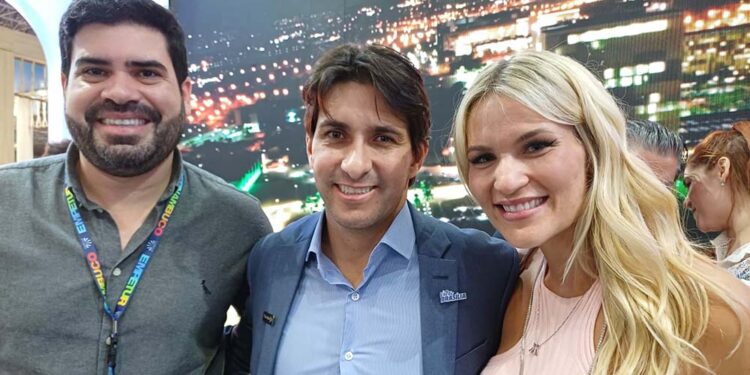 O diretor de Marketing da Empetur, Tonynho Rodrigues, o Secretário de Turismo do DF, Cristiano Araújo, ao lado de sua esposa, Mariana Arraes.