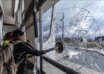 Golpistas invadiram e depredaram sedes dos Três Poderes