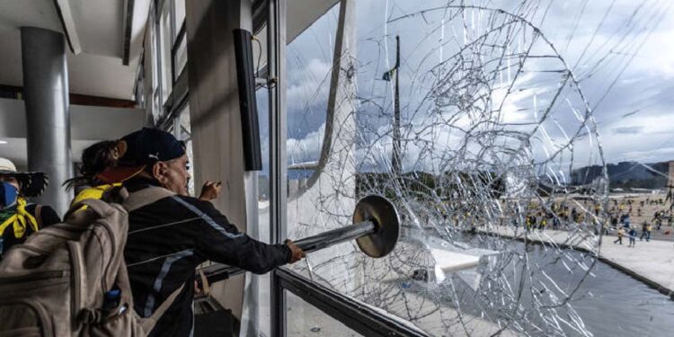 Golpistas invadiram e depredaram sedes dos Três Poderes