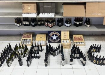 Boa parte das garrafas apreendidas são de vinhos finos. Foto reprodução: Receita Federal