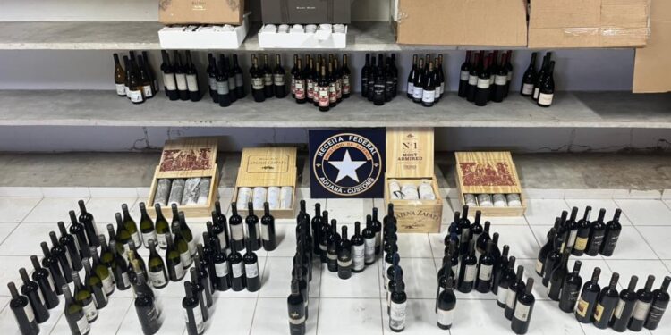 Boa parte das garrafas apreendidas são de vinhos finos. Foto reprodução: Receita Federal