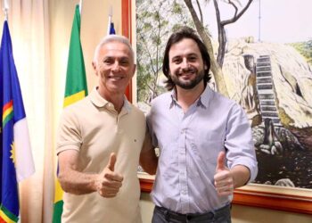 o prefeito Paulo Roberto e o Secretário de Turismo Rodrigo Carvalheira