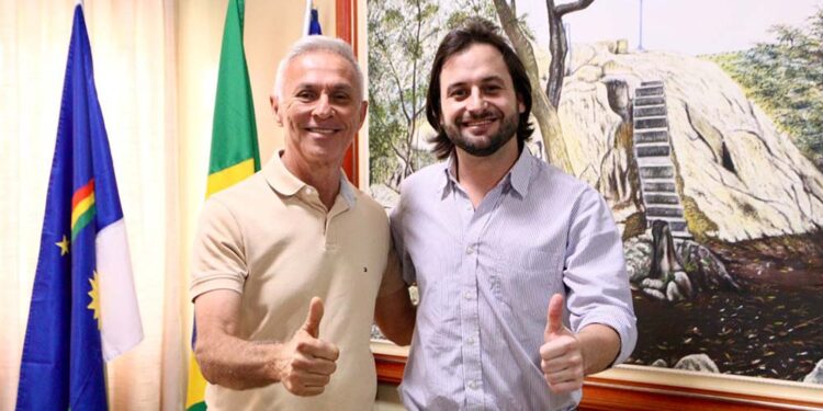 o prefeito Paulo Roberto e o Secretário de Turismo Rodrigo Carvalheira