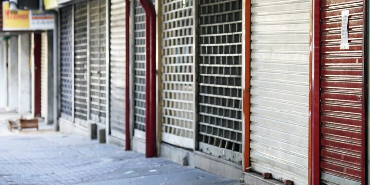 Lojas fecham as portas e mostram problemas na economia do Brasil