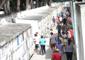Uma busca ao tesouro aconteceu no cemitério de Santo Amaro