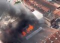 Um incêndio atingiu o Mercado da Encruzilhada, no bairro de Recife, na manhã deste domingo
