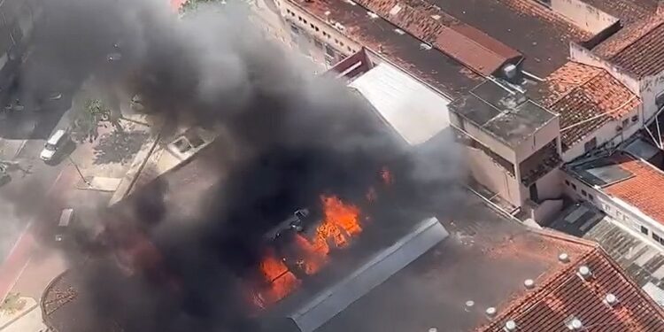 Um incêndio atingiu o Mercado da Encruzilhada, no bairro de Recife, na manhã deste domingo