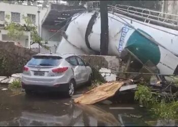 Caixa d'água de supermercado de bairro nobre desaba no Recife, deixando prejuízos.