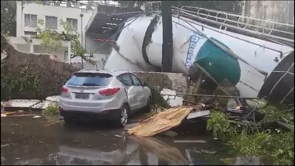 Caixa d'água de supermercado de bairro nobre desaba no Recife, deixando prejuízos.