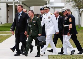 Jair Bolsonaro e o ex-ajudante de ordens, tenente-coronel Mauro Cid