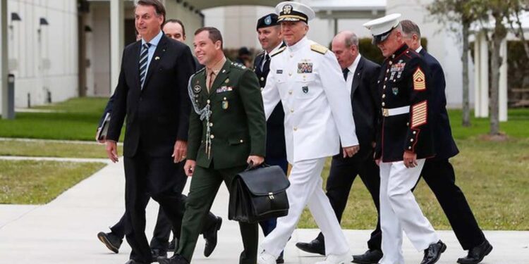 Jair Bolsonaro e o ex-ajudante de ordens, tenente-coronel Mauro Cid