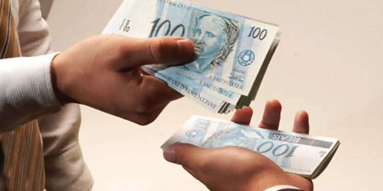 Ex-ajudante de ordens de Bolsonaro revela detalhes sobre venda de joias em depoimento à PF.