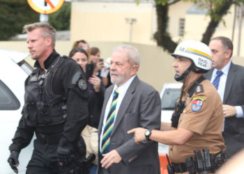 Lula ficou preso por 1 ano, 7 meses e 1 dia (580 dias).