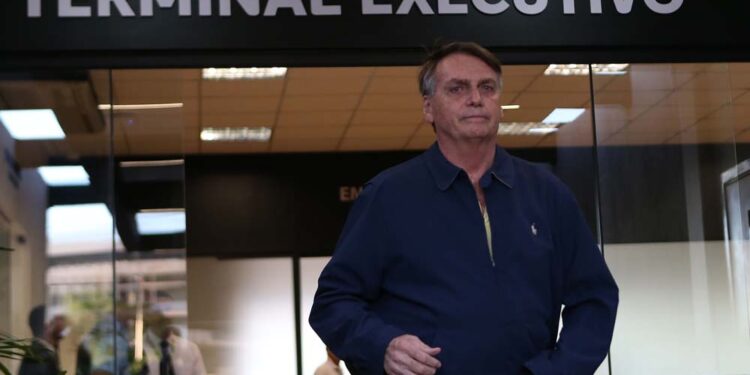 Ex-presidente Jair Bolsonaro precisou ser internado novamente, desta vez em Brasília, mas já recebeu alta