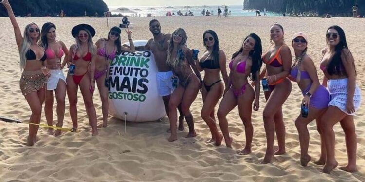 Convidados de "Sidinho" comemoram seu aniversário em área de preservação ambiental, em Noronha