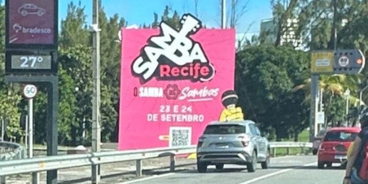 Placa irregular em canteiro público é alvo de críticas