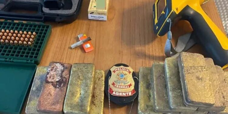 Barras de ouro encontradas durante operação da Polícia Federal
