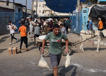 Centros de abastecimento da ONU têm invasão de palestinos em busca de comida em Gaza.