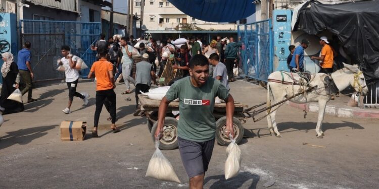 Centros de abastecimento da ONU têm invasão de palestinos em busca de comida em Gaza.