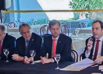 Luciano Bivar (segundo à esq.) durante café da manhã com a Bancada do Nordeste