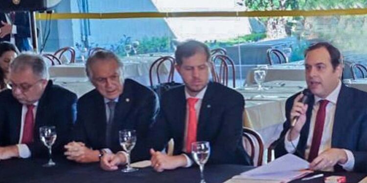 Luciano Bivar (segundo à esq.) durante café da manhã com a Bancada do Nordeste