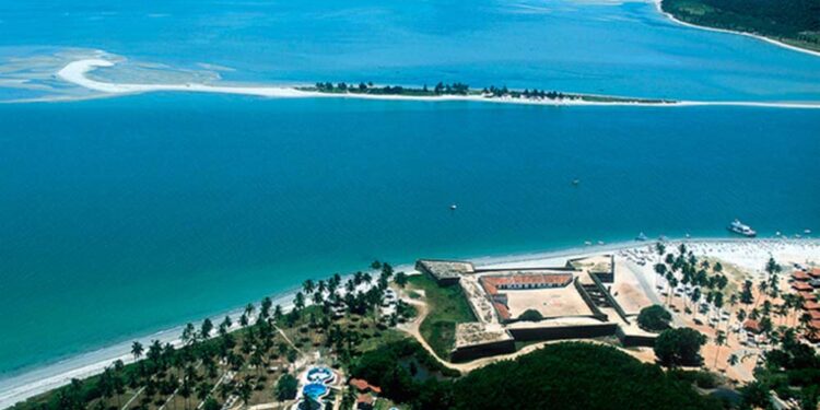 Ilha de Itamaracá fica a 48 km do Recife