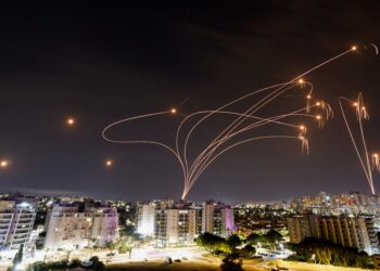 Foguetes lançados a partir da Faixa de Gaza são interceptados no céu israelense - Foto: REUTERS/Amir Cohen