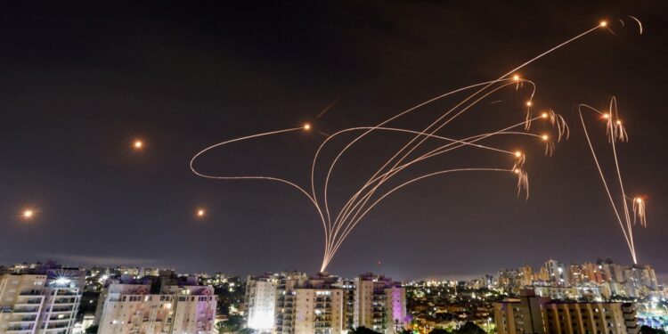 Foguetes lançados a partir da Faixa de Gaza são interceptados no céu israelense - Foto: REUTERS/Amir Cohen