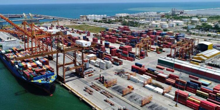 Suape é o porto mais importante do Nordeste brasileiro.