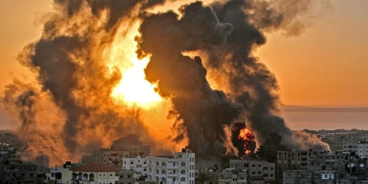 Movimento islâmico diz ter disparado mais de 5 mil foguetes. Em reação, caças bombardeiam alvos na Faixa de Gaza.  Foto: Youssef Massoud/AFP