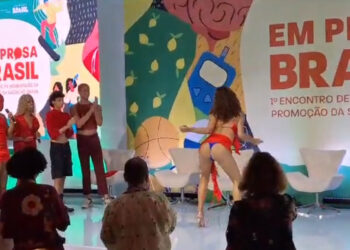 Dança erótica em evento do Ministério da Saúde é alvo de controvérsia.