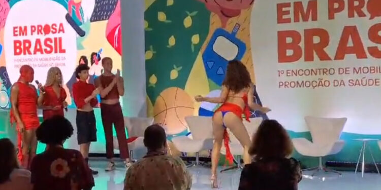 Dança erótica em evento do Ministério da Saúde é alvo de controvérsia.