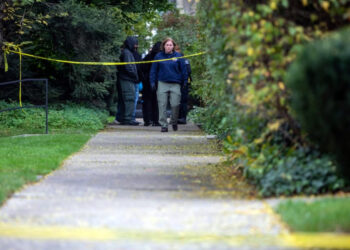 A cena do crime perto da casa de Samantha Woll. O presidente de uma sinagoga de Detroit, Woll, 40 anos, foi encontrado morto com múltiplas facadas.