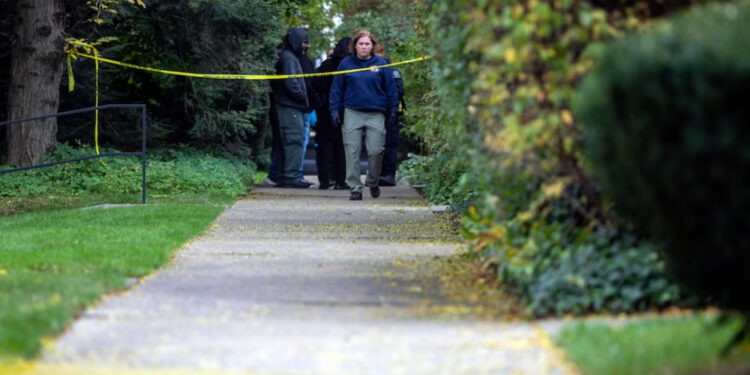 A cena do crime perto da casa de Samantha Woll. O presidente de uma sinagoga de Detroit, Woll, 40 anos, foi encontrado morto com múltiplas facadas.