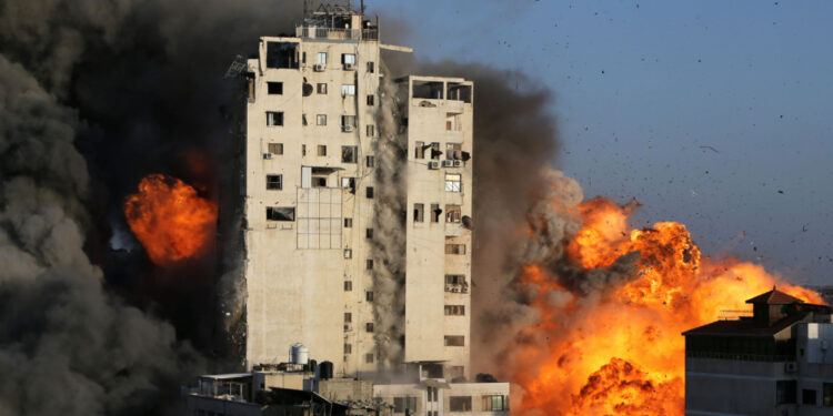 Fumaça e chamas sobem de uma torre destruída por ataques aéreos israelenses.