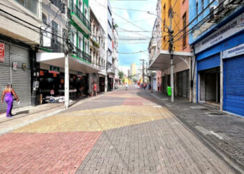 Emprego formal atinge maior marca desde 2012, com aumento de quase 1 milhão de pessoas empregadas.